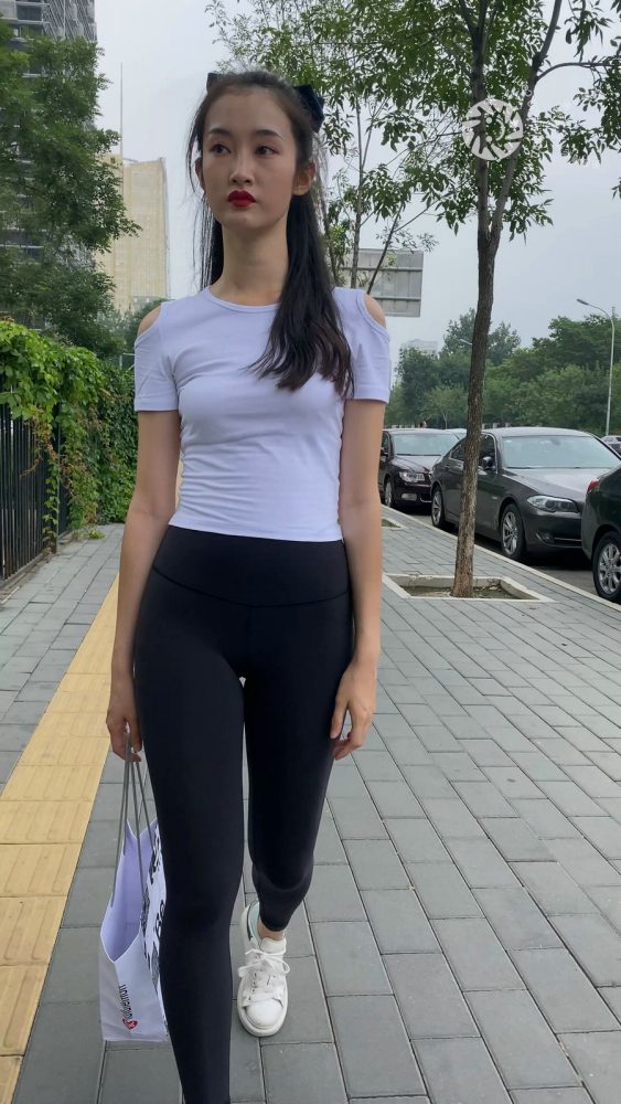 黑色瑜伽裤逛街的女孩J4000 MP4-7.76GB-嘿次元