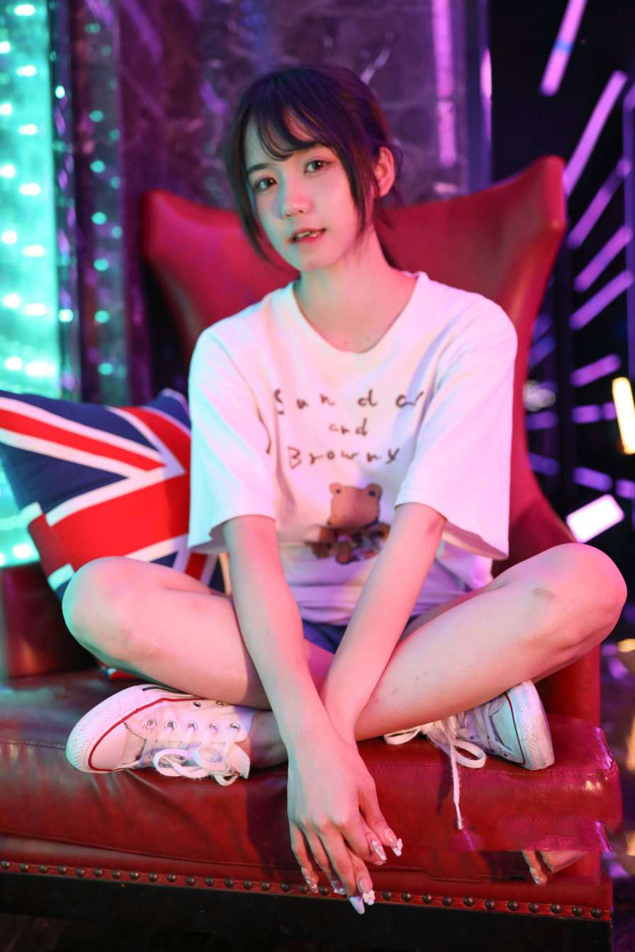 图片[2]-KTV里唱歌的长腿帆布鞋女孩【102P】20015-嘿次元